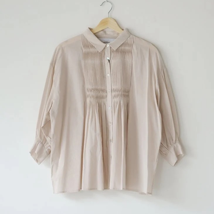 utilite (ユティリテ) | ウェーブ ピンタックシャツ (light gray) | トップス ブラウス utilite (ユティリテ) | ウェーブ ピンタックシャツ (light gray