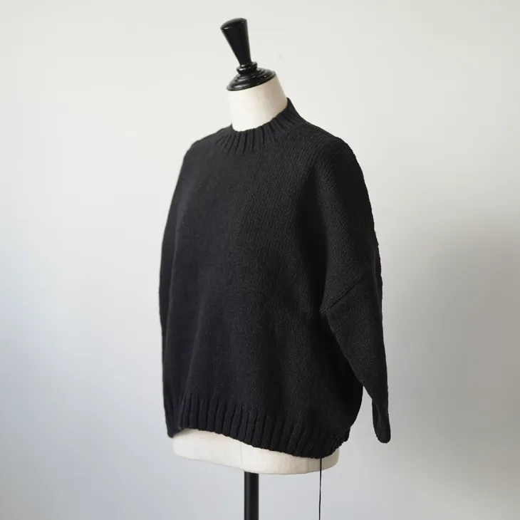 utilite (ユティリテ) | クルーネックプルオーバー (ブラウン/クロ