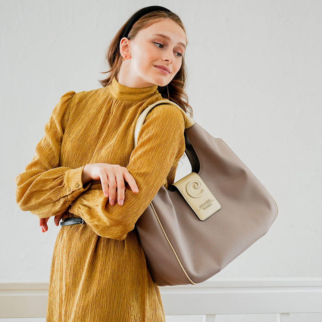【cooga】指先でぱっと開くCフラップとラテベージュが上品なデイリーショルダー Crema（クレマ）トート  肩掛け 斜め掛け A4 通勤の画像