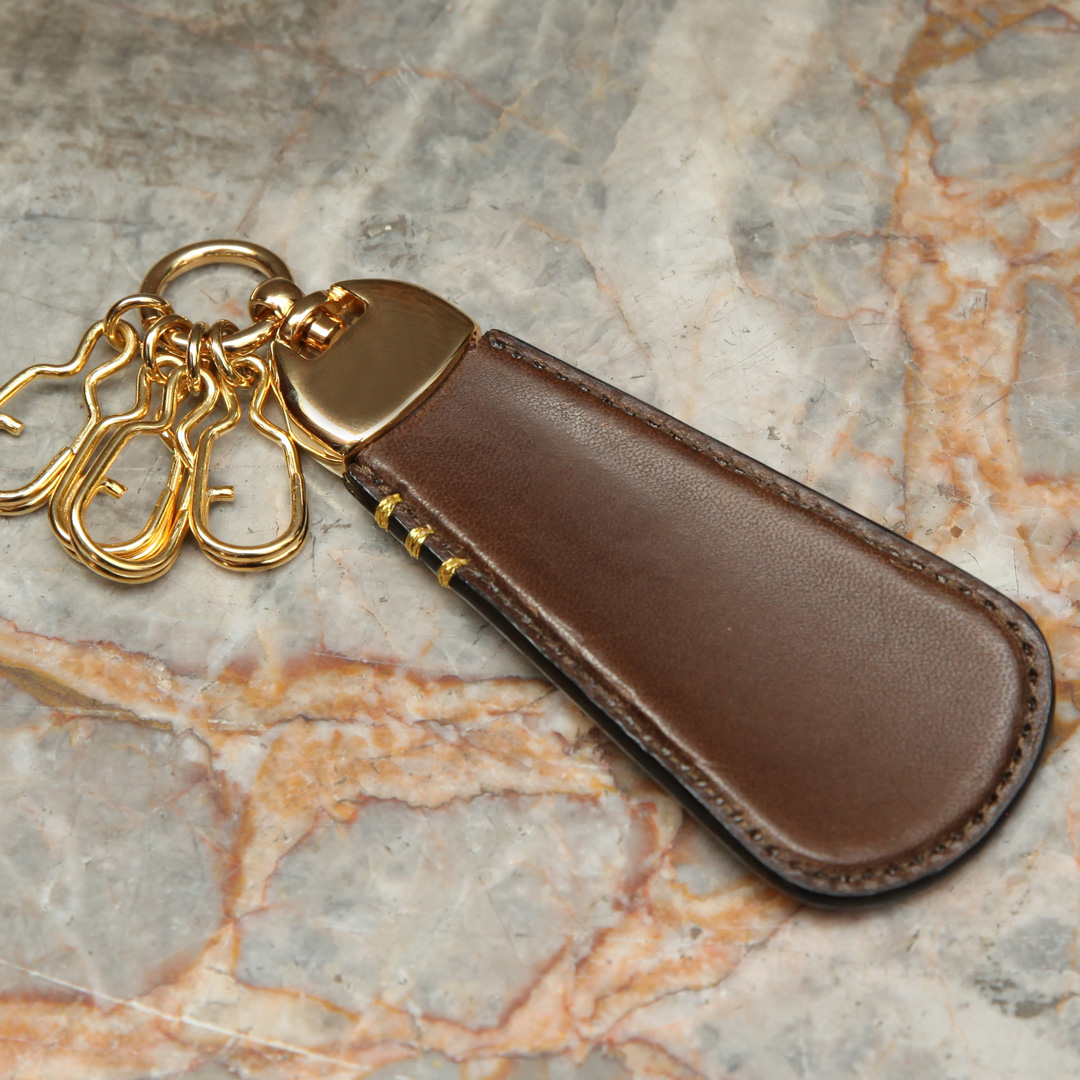 【傳濱野】≪メンズ≫「カフス」モチーフの金箔ステッチで仕立てたキーリング付シューホーン CLASSICO BLAT（クラシコ　ブラット） キーケース 靴ベラ | 傳濱野 | 03