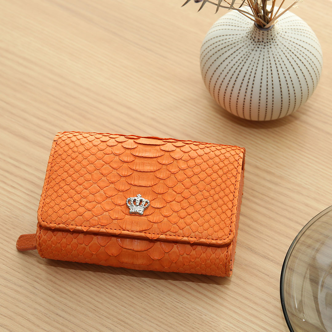 人気ブランドおすすめのお金が寄ってくる財布と色は、傳濱野はんどばっぐのリトロパイソン ライトオレンジ