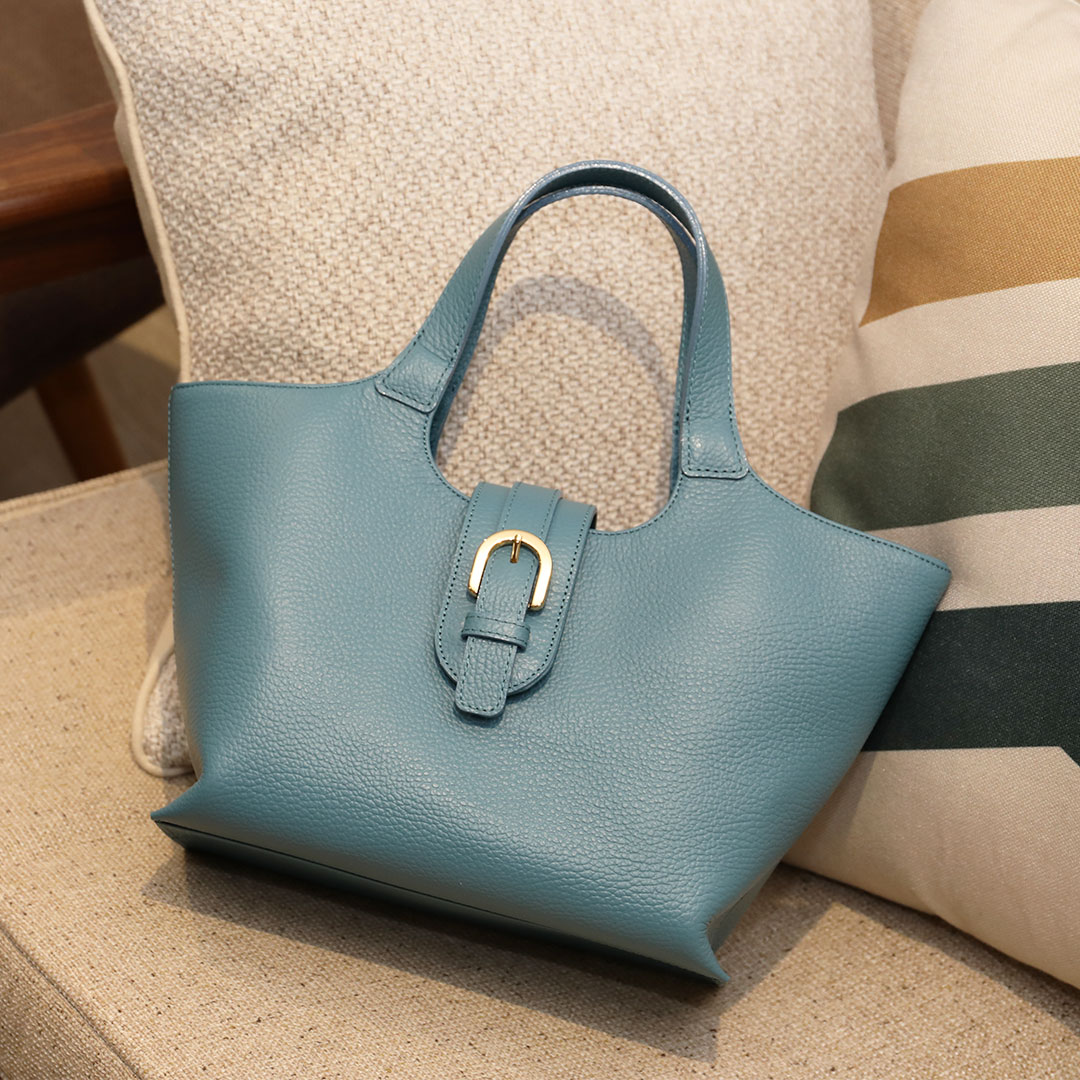 【傳濱野】日々の装いに華を添えてくれる、ふんわりフラワーフォルムのミニトートTina（ティナ） | 傳濱野 | 04