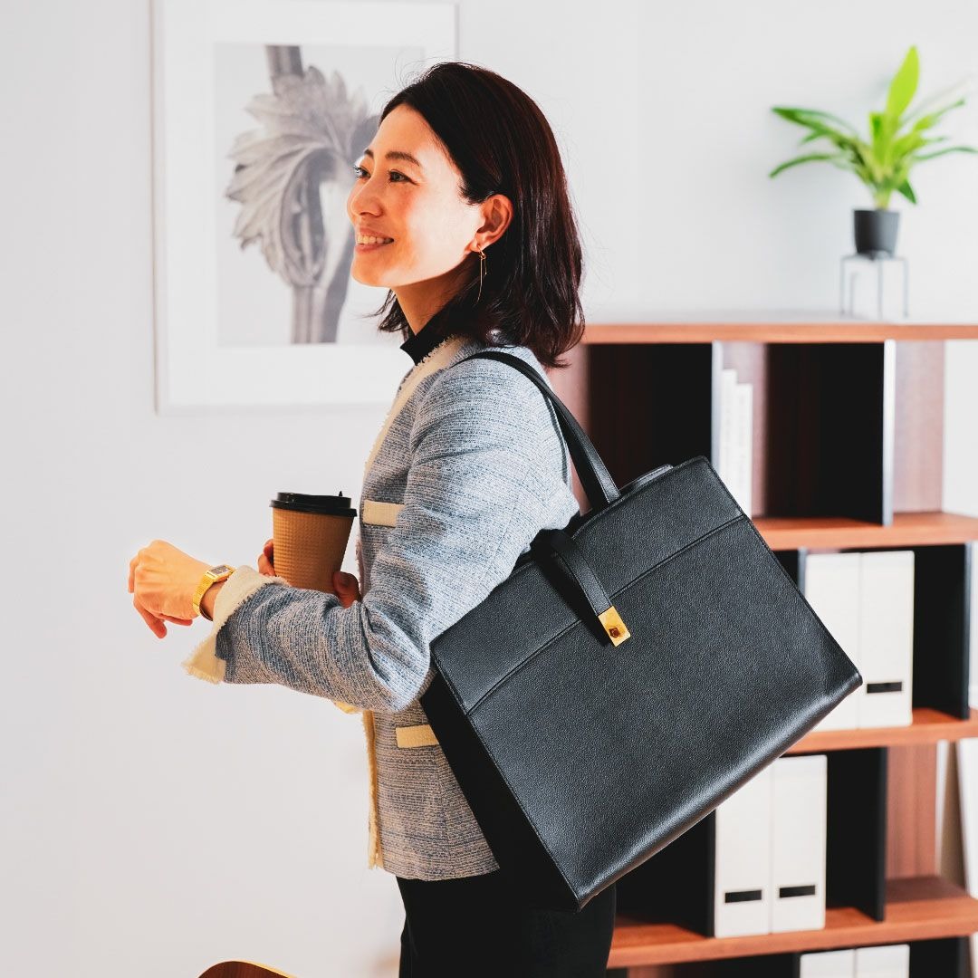【傳濱野】かっちりシルエットでA4サイズが楽々出し入れできる、品格と信頼のA4トートAile（エール） | 傳濱野 | 03