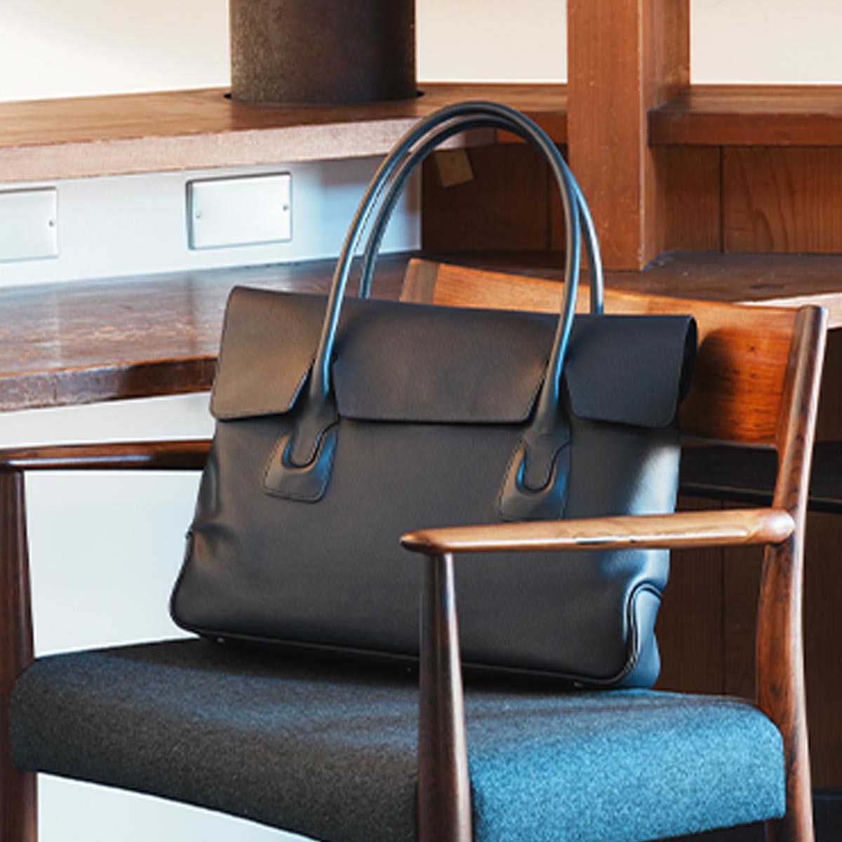 【傳濱野】≪メンズ≫自然体が品格をまとう。フラップトートバッグCavaliere Flavio（カヴァリエーレ・フラヴィオ） | 傳濱野 | 02