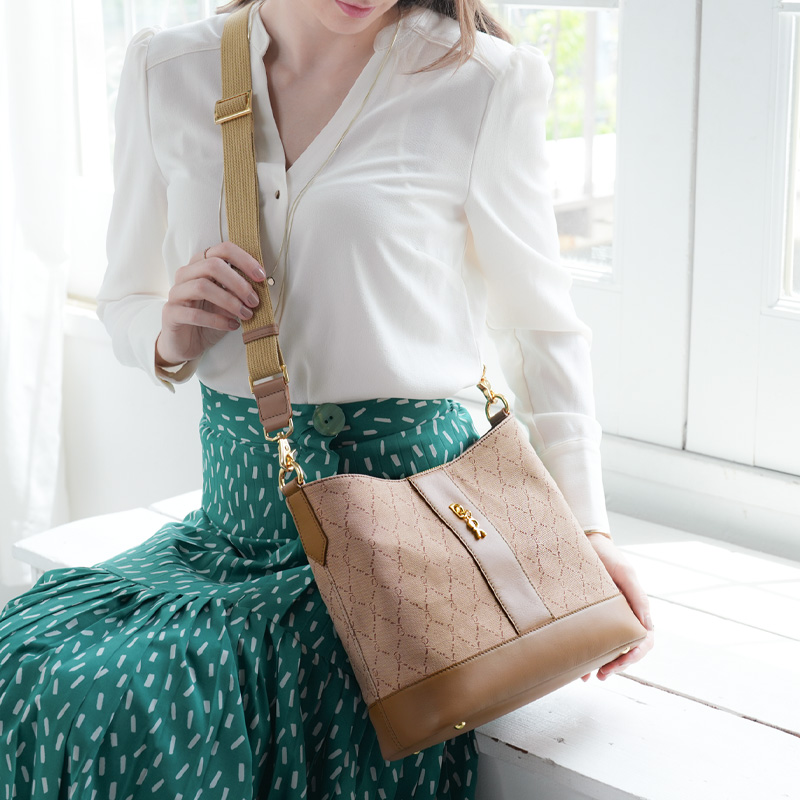 現行品✨限定✨ロベルタディカメリーノ アリア アールチェック ショルダーバッグ ROBERTA DI CAMERINO（ロベルタ・ディ・カメリーノ） 【ロベルタ】端正