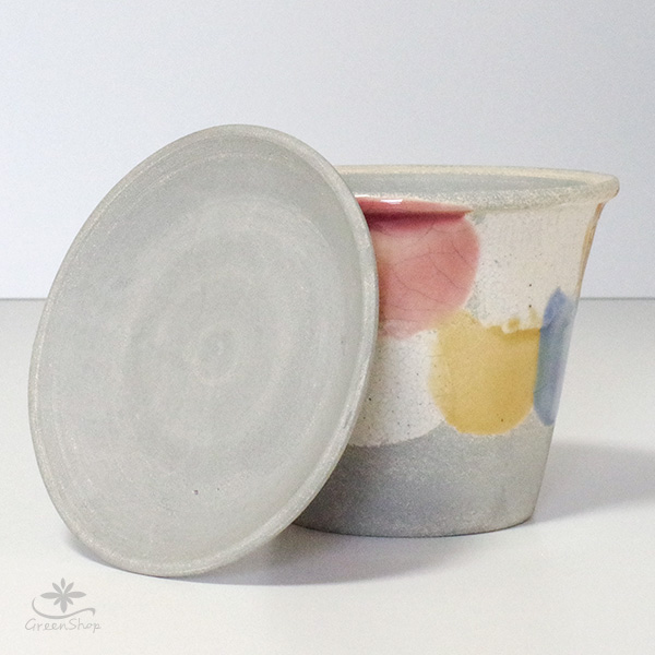 花模様の金属製皿 直径約10cm 木箱入り 花模様の金属製皿 直径約10cm 木箱入り