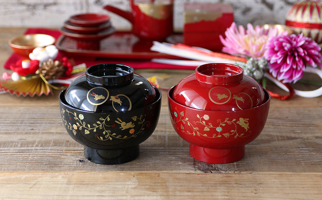 うさぎ唐草 ふた付き 高台 雑煮椀 13.5cm (黒内朱 ブラック) 漆器 山中