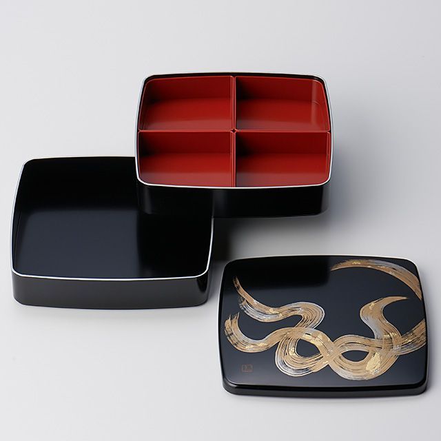 【お値下げ❣️】赤い漆器のお重箱❣️3層 扇子と花の模様　和風　お正月 お値下げ❣️】赤い漆器のお重箱❣️3層 扇子と花の模様 和風 お正月