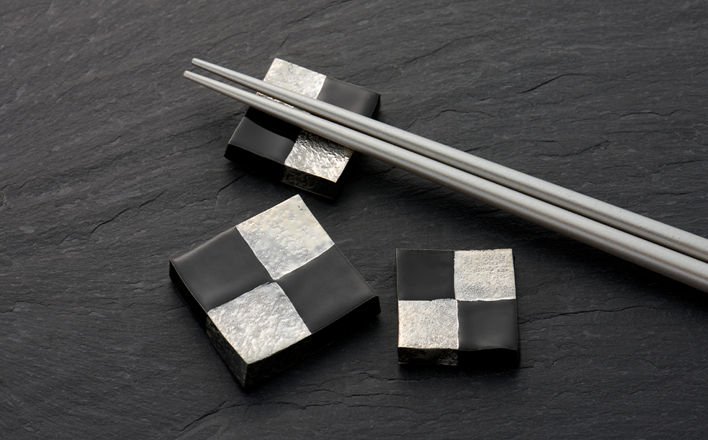 黒銀市松 正角箸置き (大) 4cm プラチナ 有田焼 // 和食器 はしおき