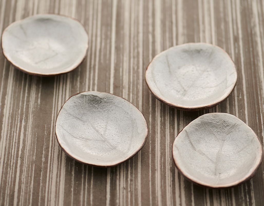蔵珍窯（ぞうほうがま） 銀彩木の葉 豆皿 8cm (お取り寄せ品)// 美濃焼