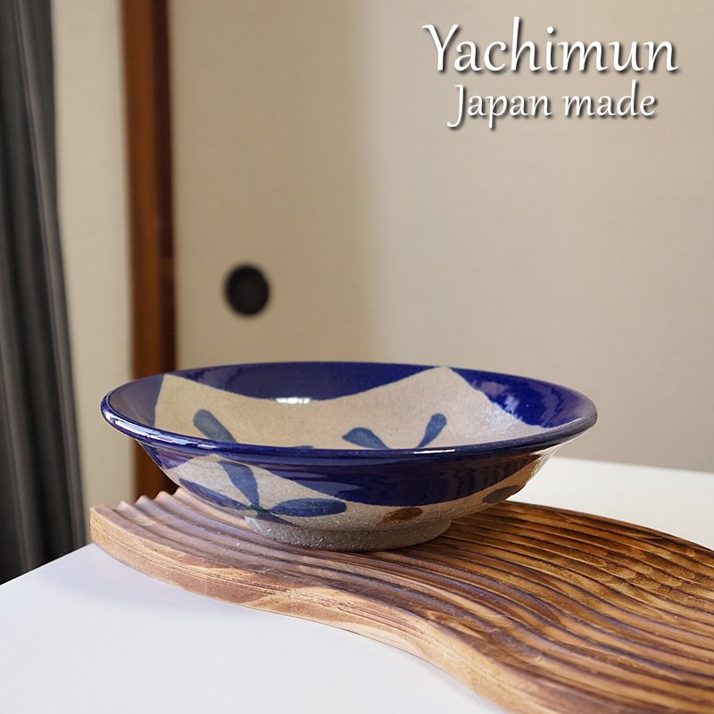 新品 青と緑の花模様 陶器の皿 直径約21cm やちむん 沖縄 陶芸 食器 5寸皿 唐草模様 青 緑 やちむん 陶器 陶芸こまがた:7006009