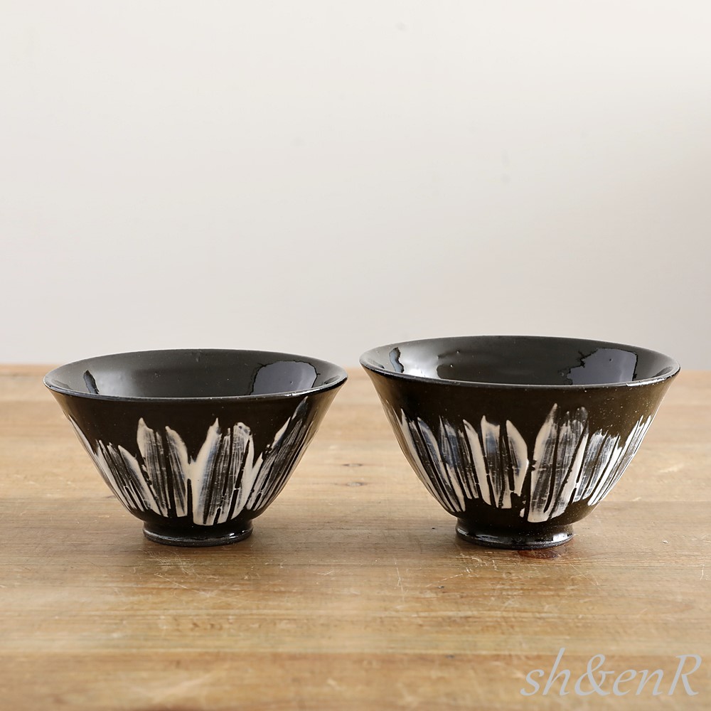 鉄黒い波模様の茶碗と木箱