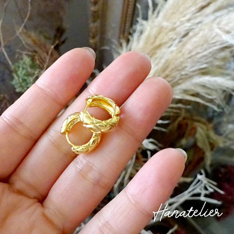 ピアス 高品質 小さめぷっくりキルティングメタルフープピアス フープ