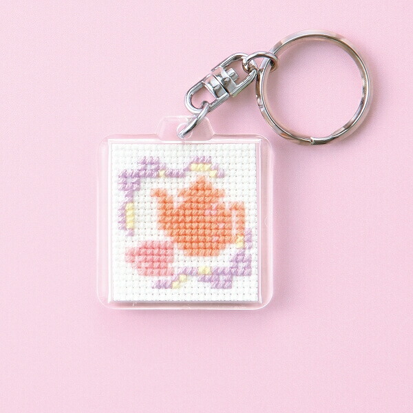 蓋付きバスケット＆お花の手刺繍♡アンティークキルトチャーム·͜· ♡ 刺しゅう キット Fancy Colors ねこ KS-148 キーリング刺しゅう
