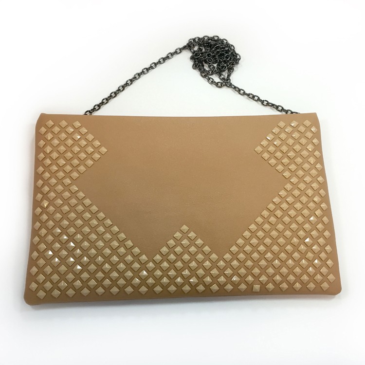 スタッズクラッチバッグキャメル