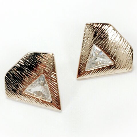 ダイヤモンド型ピアスゴールド