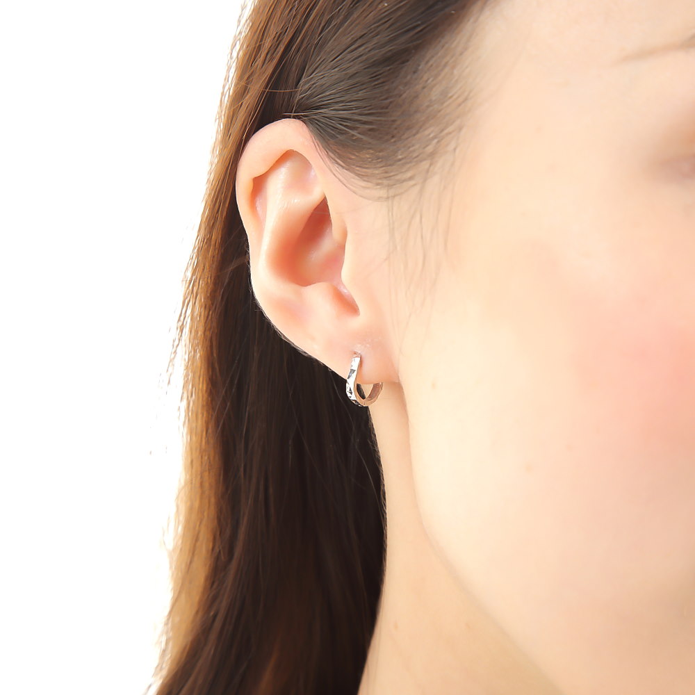 18金 フープピアス ダイヤカット サイドカット入り ウェーブ ホワイト