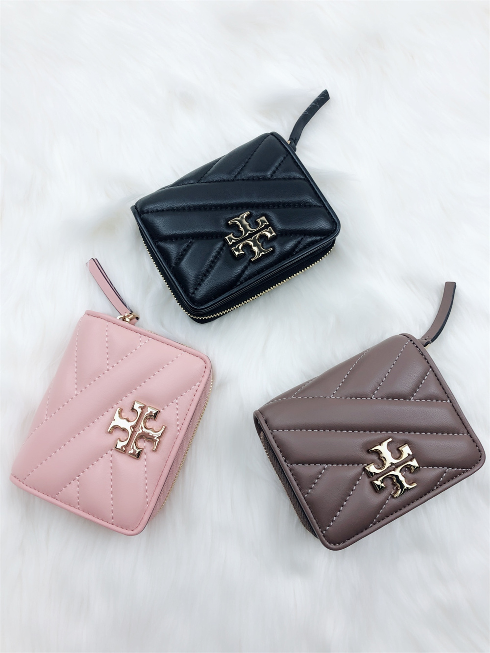 TORY BURCH トリーバーチ 二つ折り財布 コンパクト財布 KIRA CHEVRON BI-FOLD WALLET  キラ-シェブロン-バイフォールド-ウォレットグブラック 母の日 プレゼント