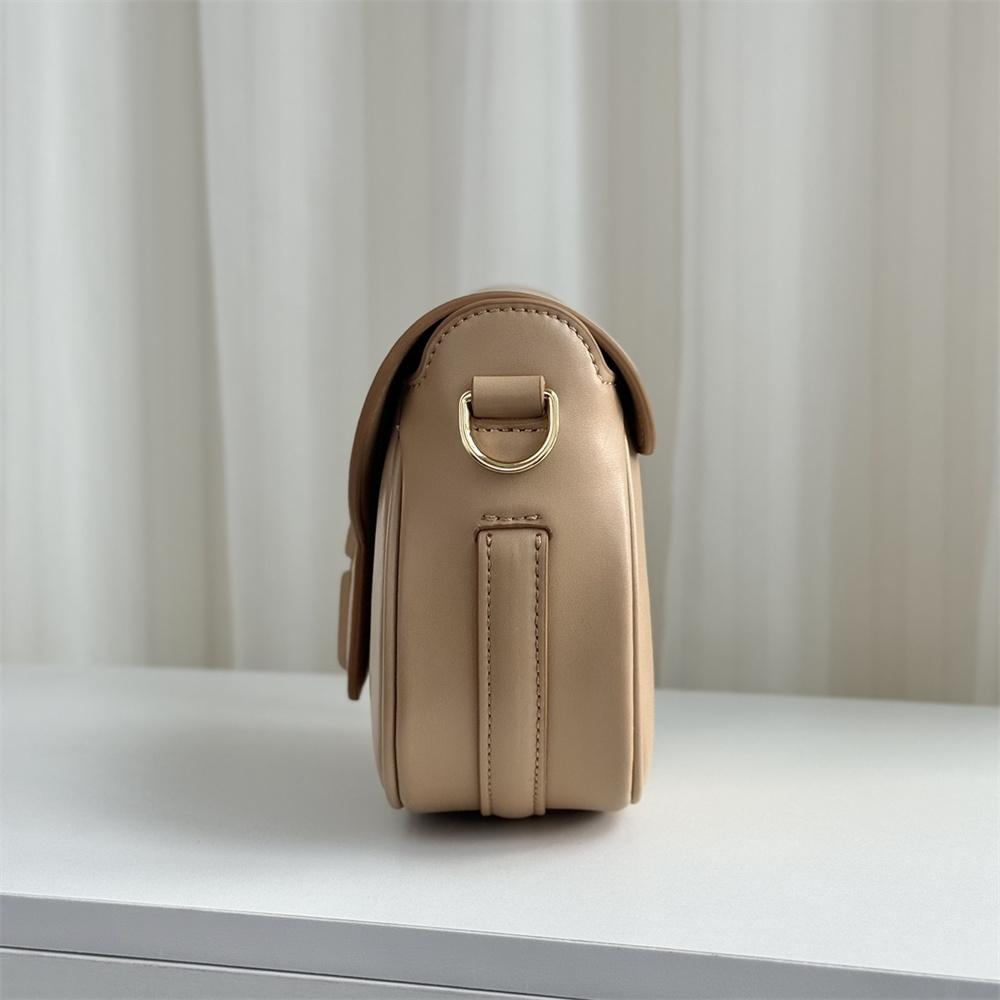 MARC JACOBS カウレザー クロコ型押しレザー サドル バッグ MARC JACOBS カウレザー クロコ型押しレザー サドル バッグ