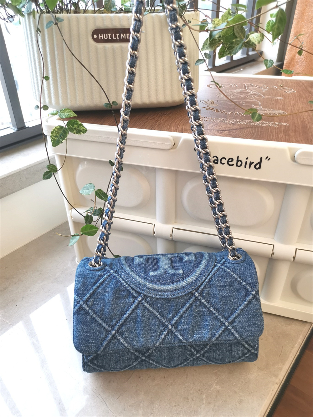 【Tory Burch】フレミング ソフトデニム巾着バッグ Amazon.com: Tory Burch Women's Fleming Soft Denim Drawstring