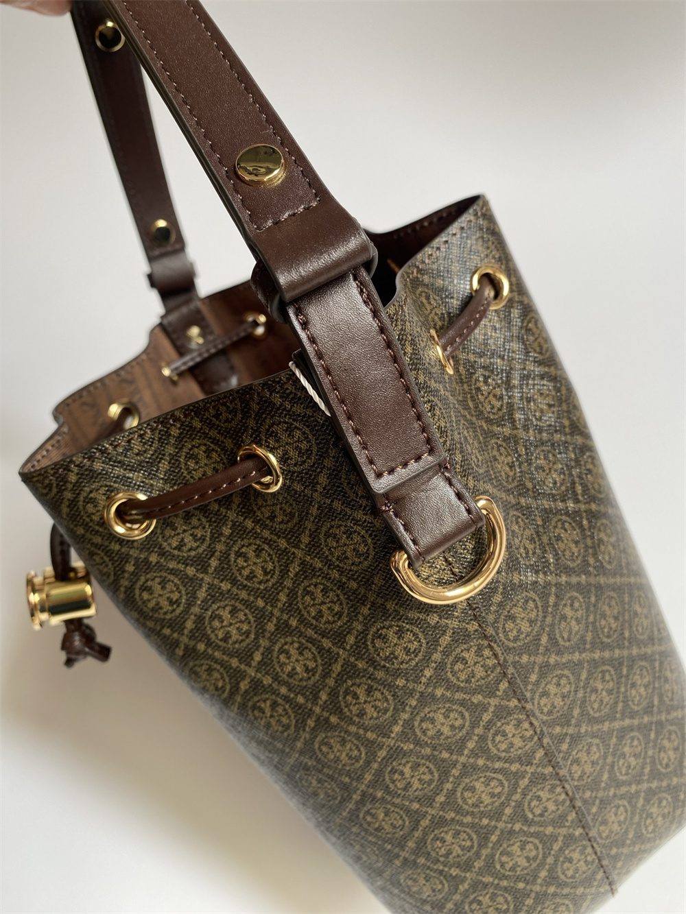 【送料関税込】TORY BURCH Tモノグラム コーテッドキャンバス Tモノグラム レザー ミニ バケットバッグ: レディース クロス