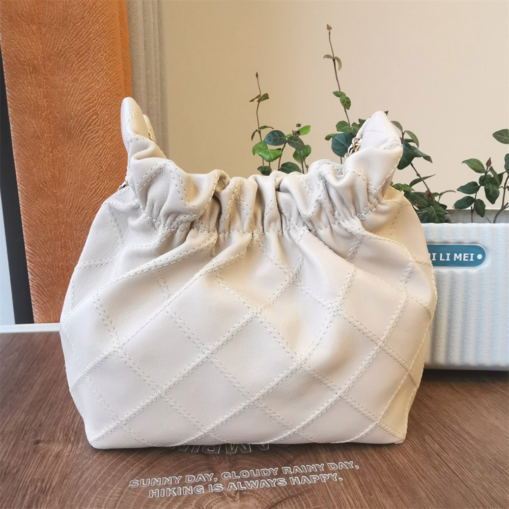 美品⭐︎トリーバーチ ショルダーバッグ　パーティ　チェーン　保存袋付き　ターコイズ TORY BURCH トリーバーチ パイソン型押し ボーダー チェーン