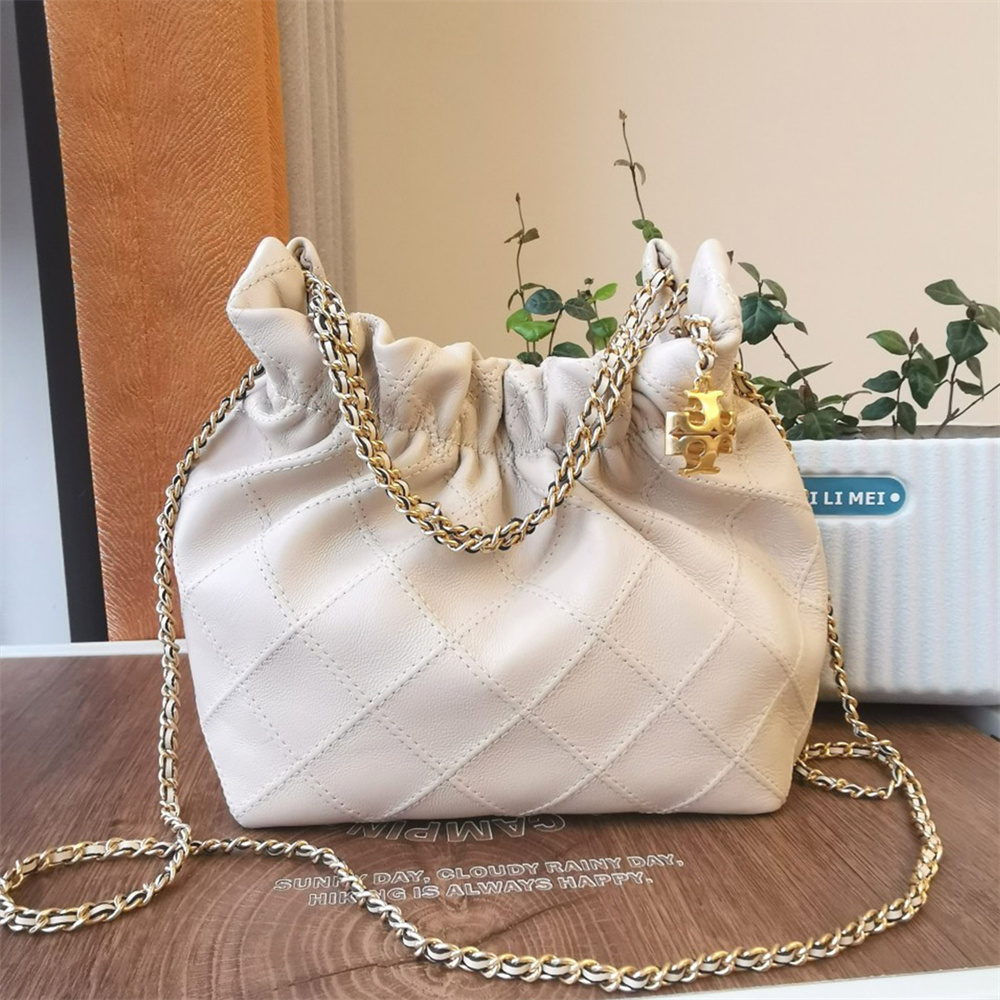 美品◎トリーバーチ　チェーンショルダーバッグ　エンボスロゴ　タッセル　シボ革 美品◎トリーバーチ チェーンショルダーバッグ エンボスロゴ