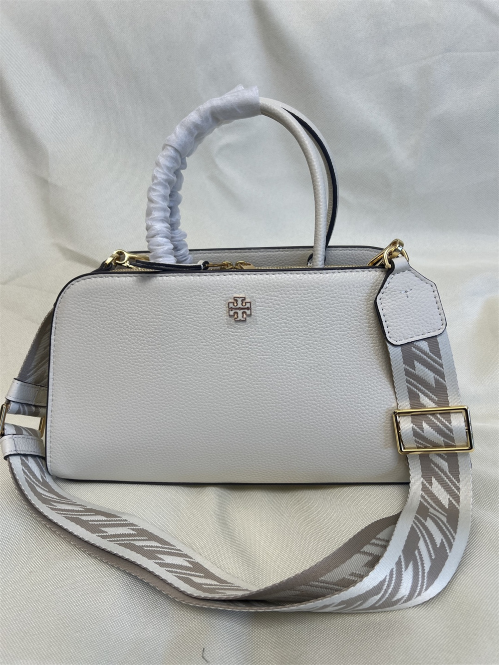 Tory Burch トリーバーチ　ハンドバッグ　ショルダー　ベージュ　グレー TORY BURCH（トリーバーチ） TORY BURCH BRITTEN SMALL CENTER ZIP
