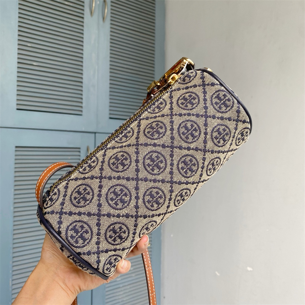 TORY BURCH（トリーバーチ） Tモノグラム ユーティリティ シリンダー