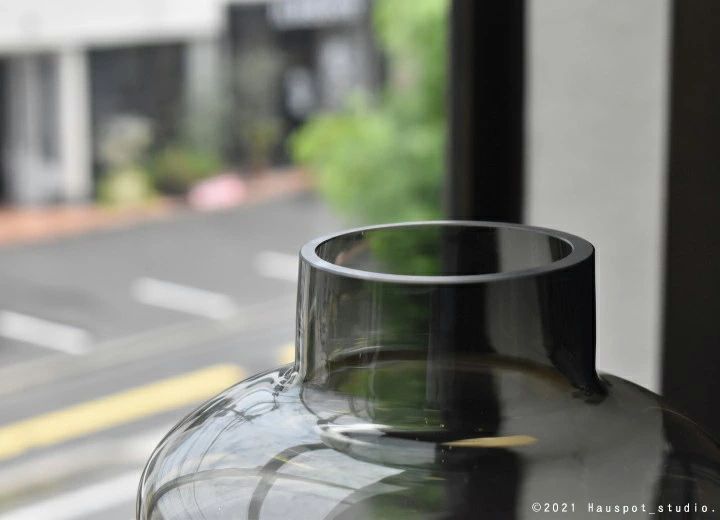 柔らかい印象の丸みのあるフォルムに落ち着いたグレーガラスを合わせたフラワーベース｜Hein