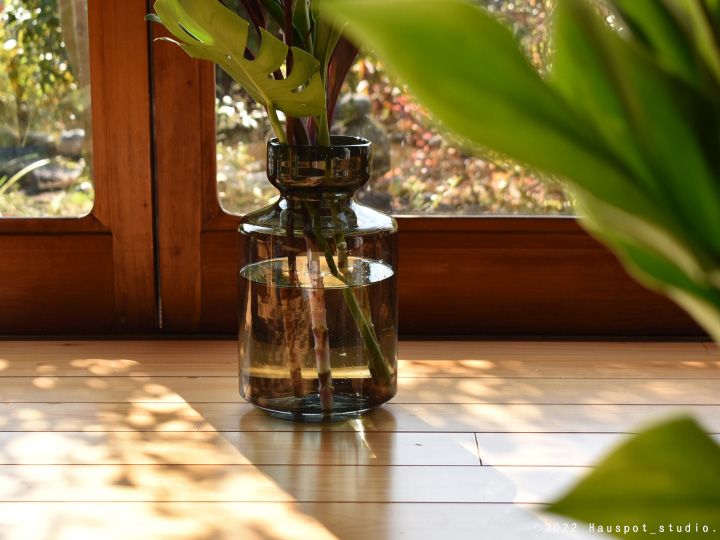 爽快感のあるバブルがガラスに閉じ込められたナチュラルテイストの花瓶｜バブルフラワーベース