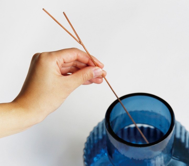 殺菌・抗菌作用で生花を長持ちさせる銅素材を生かした新商品｜フラワーライフスティック