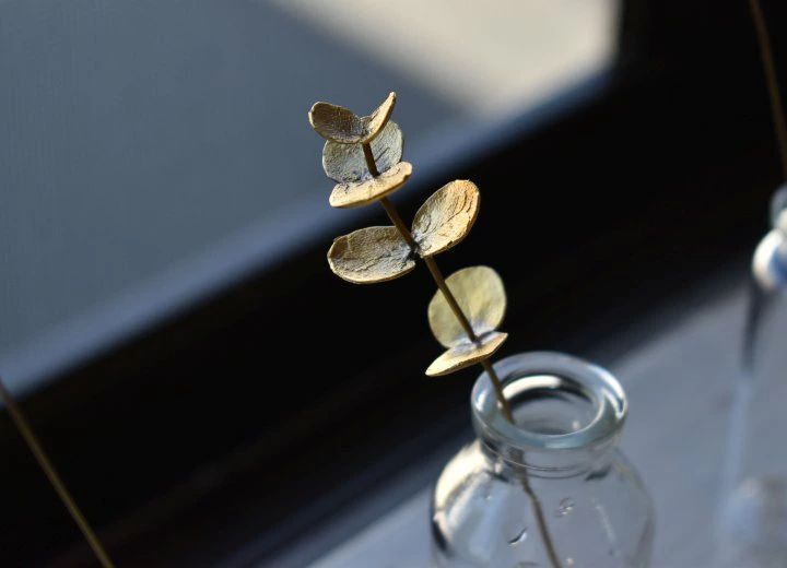 真鍮素材を用いて日本の職人が作り上げた本物のような真鍮花と小花瓶のセット｜Brass Flower 真鍮の花