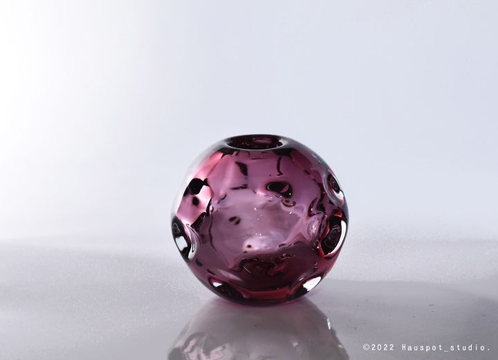 重厚感のあるガラスをそのまま塊にしたような贅沢な花瓶｜Sghr メテオ フラワーベース