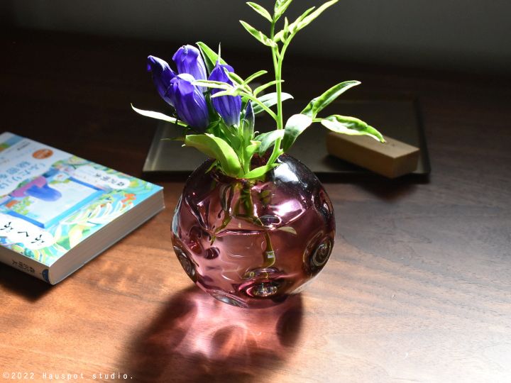 重厚感のあるガラスをそのまま塊にしたような贅沢な花瓶｜Sghr メテオ フラワーベース