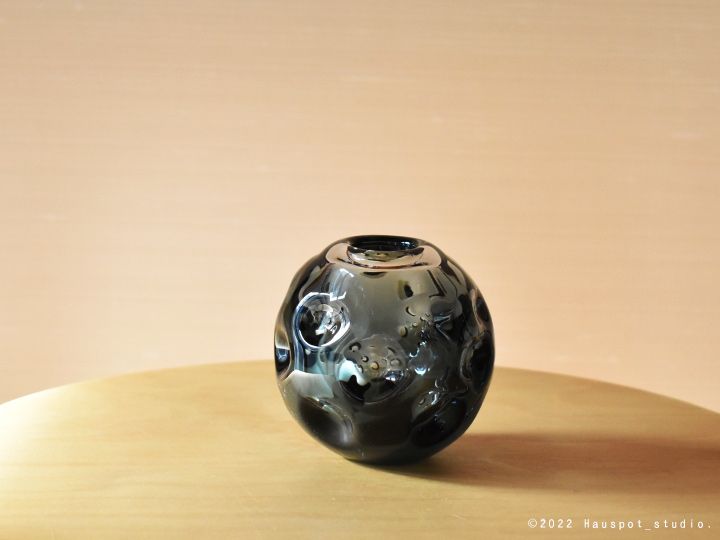 重厚感のあるガラスをそのまま塊にしたような贅沢な花瓶｜Sghr メテオ フラワーベース