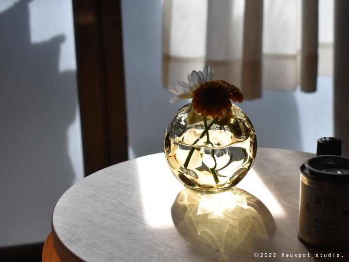 重厚感のあるガラスをそのまま塊にしたような贅沢な花瓶｜Sghr メテオ フラワーベース