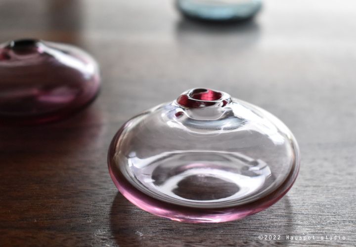 ぽってりとした個性的なフォルムと6色のカラーリングを楽しめる一輪挿し｜sghr mini vase