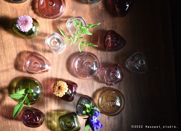 ぽってりとした個性的なフォルムと6色のカラーリングを楽しめる一輪挿し｜sghr mini vase