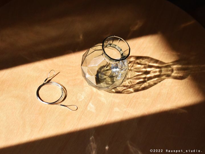 サンキャッチャーとしての役割も果たす日本製吊るし花瓶｜Sghr yukko