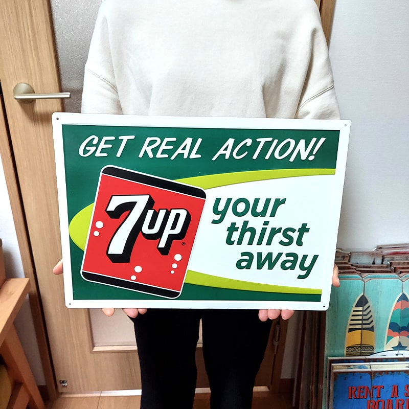 ブリキ看板 エンボスメタルサイン 7UP GET REAL ACTION ロゴ