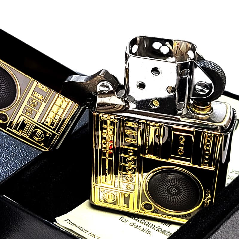 ZIPPO 2010年　ゴールド ブラック 彫刻デザイン 未使用 限定 ケース付 ZIPPO（ジッポー） ライター ラジカセ ゴールド ブラック 廃盤 絶版