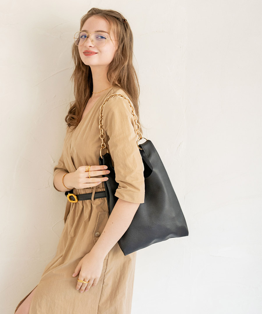 【極美品】アニエスベー　ショルダーバッグ　ゴールドロゴ金具　レザー　牛革 現行 極美品 アニエスベー ショルダーバッグ クロスボディ 牛革 ロゴ