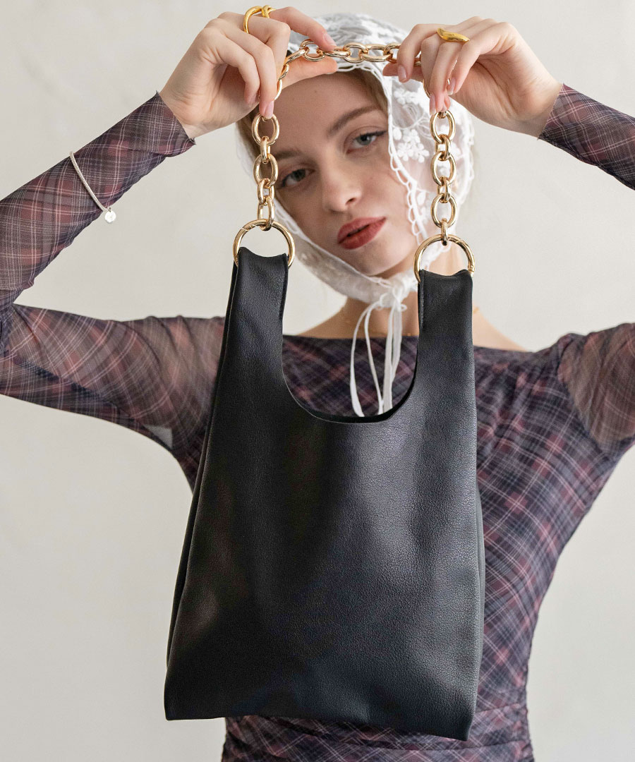 【極美品】アニエスベー　ショルダーバッグ　ゴールドロゴ金具　レザー　牛革 現行 極美品 アニエスベー ショルダーバッグ クロスボディ 牛革 ロゴ