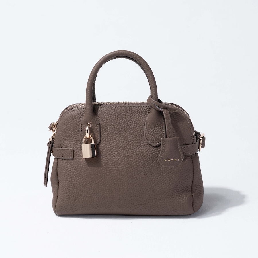 【美品】YURIE NITANI 　シボ革　ハンドバッグ　 黒　チャーム　金 美品】YURIE NITANI シボ革 ハンドバッグ 黒 チャーム 金 - メルカリ