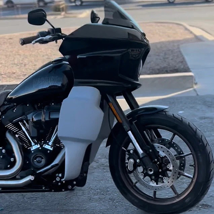 ★レア物 新品未開封 ハーレー M8 ローライダーST ロワーフェアリング(スピーカー用カットアウト仕様) 【BMC】 【TMF2654855574】(97048円)