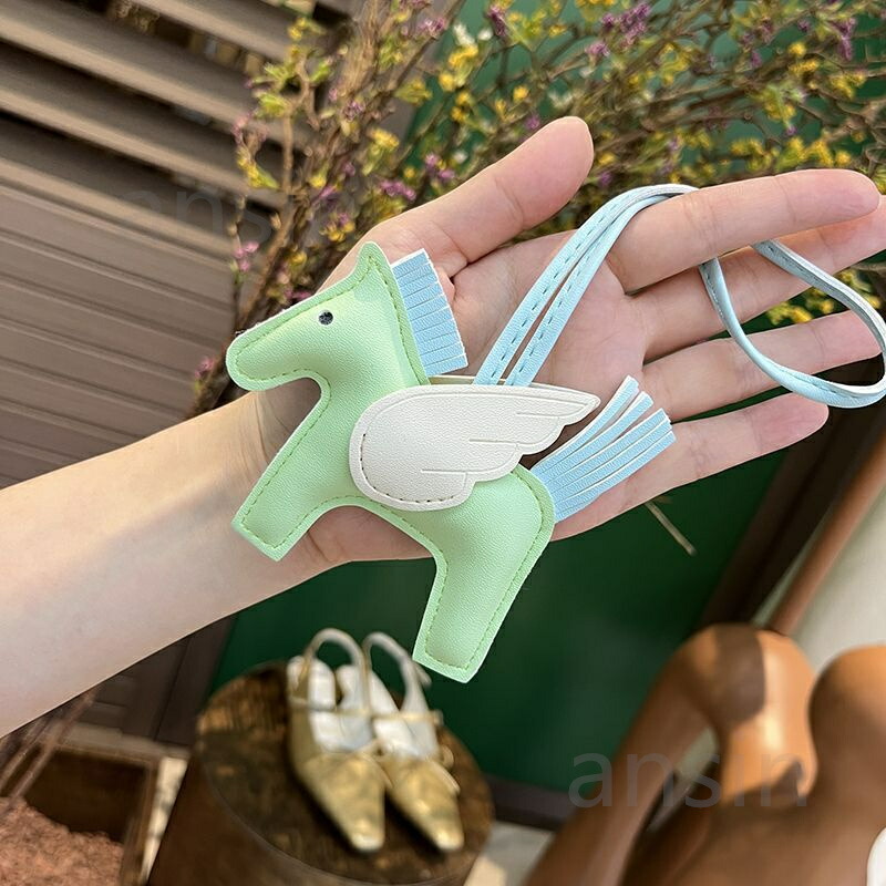 バッグチャーム 馬チャーム ロデオチャーム ペガサス キーホルダー PUレザー 軽量 小型 高級 かわいい おしゃれ 母の日 ギフト レザー小物 |  | 04
