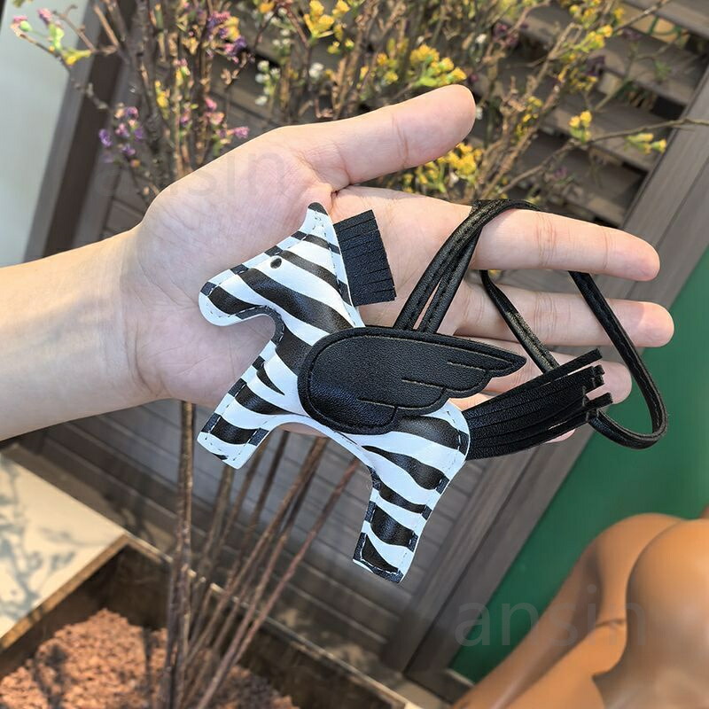 バッグチャーム 馬チャーム ロデオチャーム ペガサス キーホルダー PUレザー 軽量 小型 高級 かわいい おしゃれ 母の日 ギフト レザー小物 |  | 22