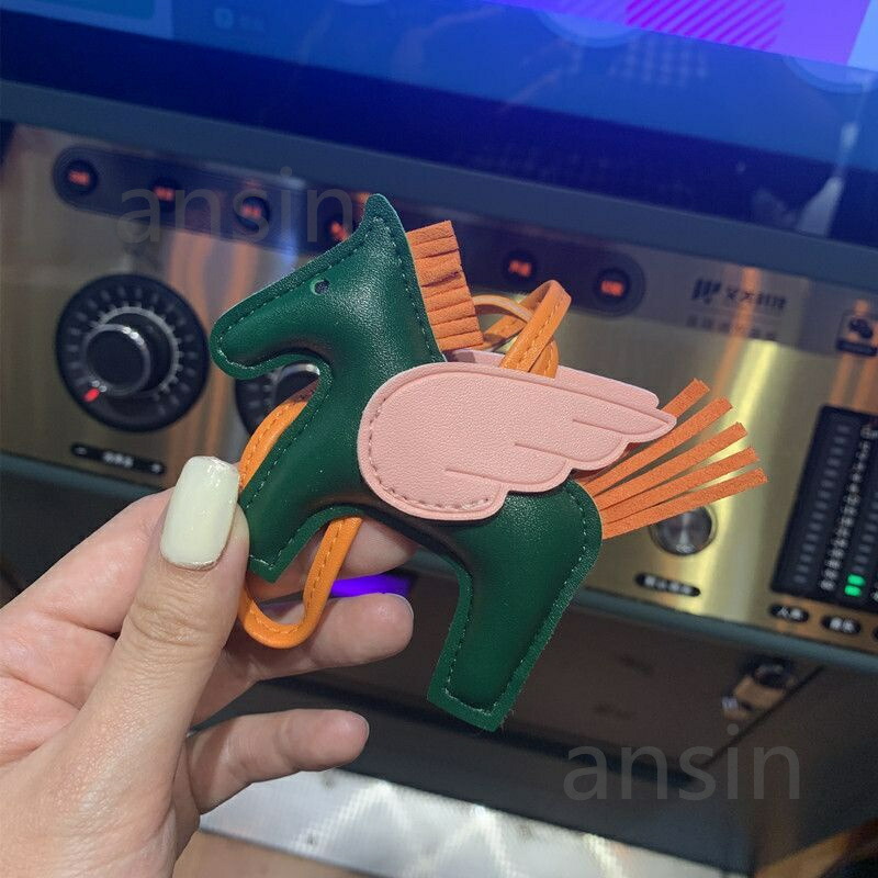 バッグチャーム 馬チャーム ロデオチャーム ペガサス キーホルダー PUレザー 軽量 小型 高級 かわいい おしゃれ 母の日 ギフト レザー小物 |  | 23