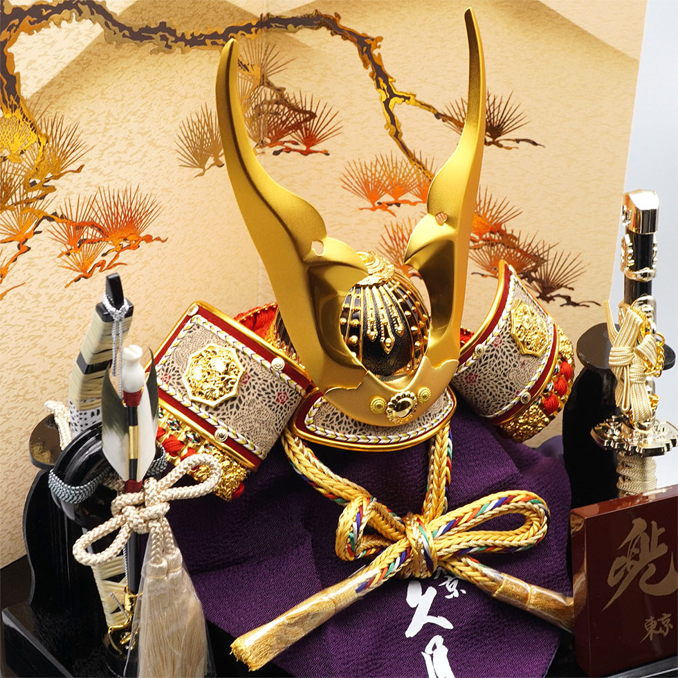 久月 久月作 8号 金小札赤糸縅ノ兜 遠山松二曲屏風収納台飾り 五月人形